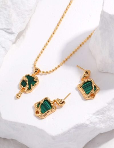 Emerald Embrace Necklace – A Whisper of Fortune