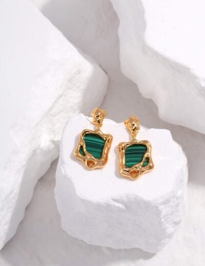 Emerald Embrace Earrings – The Essence of Timeless Beauty
