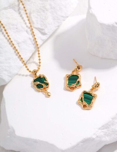 Emerald Embrace Jewelry Set – Necklace and Earrings - A Dance of Light and Earth