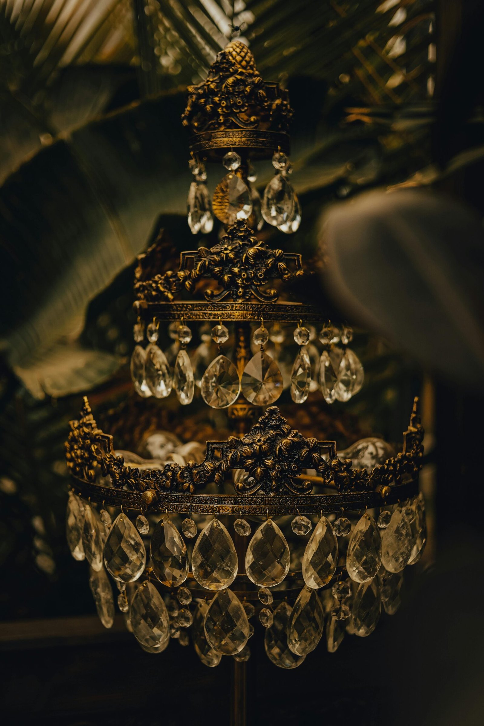 Elegant crystal chandelier featuring intricate metalwork and luxurious design.