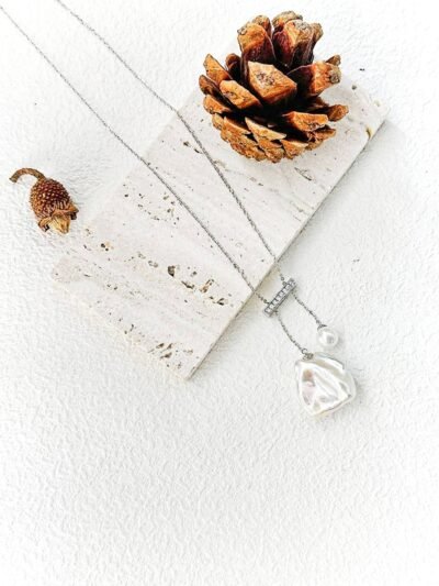 balance beam pearl pedant necklace